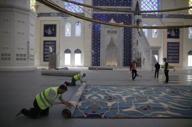 Çamlıca Camii'nin özel tasarım halıları serilmeye başlandı